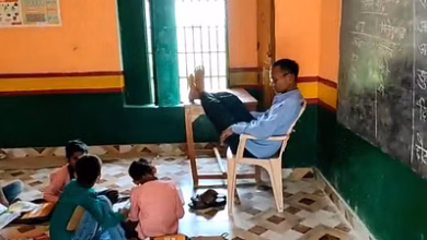 Chandauli teacher sleeping in class 1634930492
